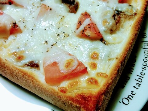 鰯の旨煮とトマトのモッツァレラチーズトースト